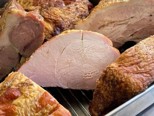 画像3: 秋のギフトに！【湘南ふじさわオリーブ豚】熟成ベーコン、フランクフルト詰め合せ（大） (3)